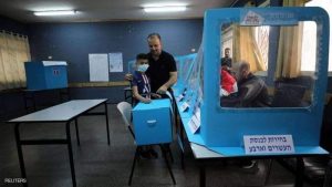جانب من عملية الانتخابات في إسرائيل بعد إغلاق مراكز الاقتراع