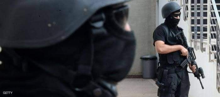 صورة لعنصرين من الأمن المغربي يفكك خلية إرهابية في وجدة