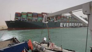 قناة السويس مغلقة أمام حركة التجارة الدولية منذ الثلاثاءوعروض دولية لحل أزمة