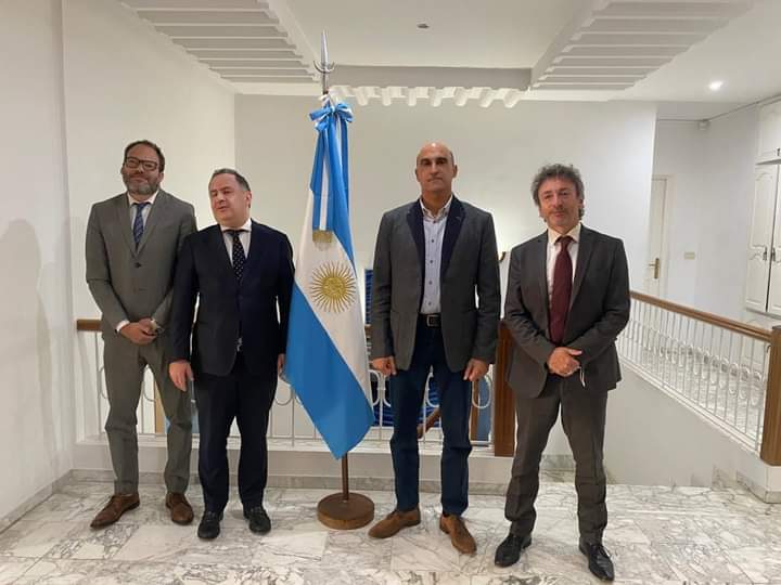 الأربد يبحث مع سفير الأرجنتين في ليبيا دعم فروسية البولو