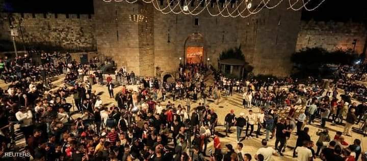 فلسطينيون يتجمعون في باب العمود بعد إزالة الحواجز في القدس