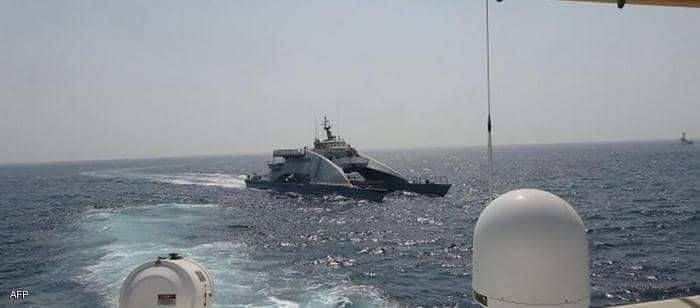 صورة لاقتراب قارب الحرس الثوري من السفينة الأميركية