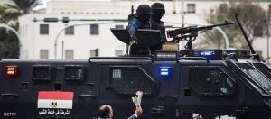 عناصر من الشرطة المصرية.ما هي حكاية الكفن التي هزت مصر؟