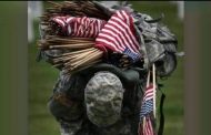 جندي من المارينز يعتل على كاهله الأعلام الأميركية