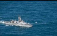 سفينة تابعة للبحرية الأميركية في الخليج العربي مواجهة قوارب إيرانية
