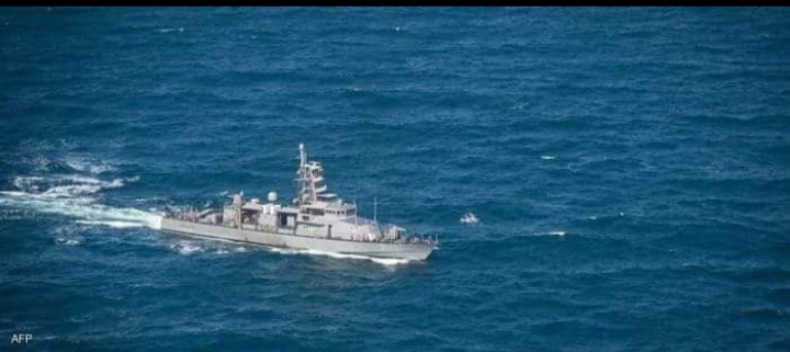 سفينة تابعة للبحرية الأميركية في الخليج العربي مواجهة قوارب إيرانية