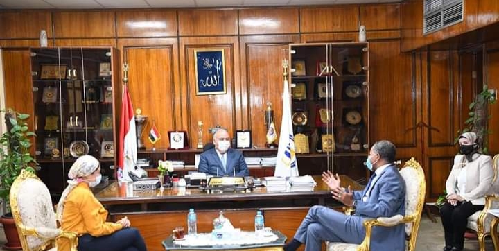 محافظ قنا يستقبل ممثل برنامج الأغذية العالمي للأمم المتحدة المنتهيه ولايتة ويهديه درع المحافظة تقديرا لمجهوداته