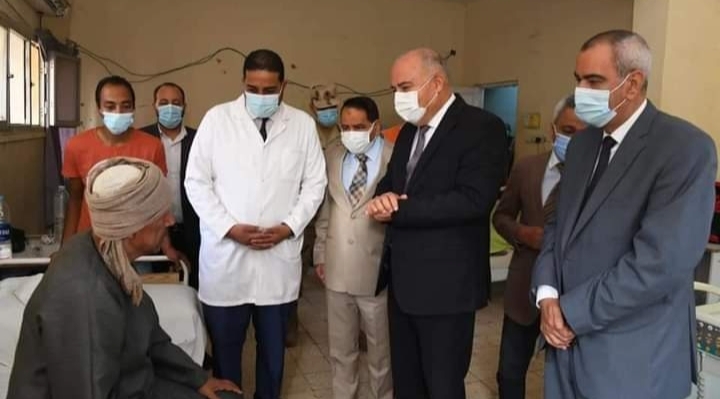 محافظ قنا يزور مستشفى نجع حمادى العام لتهنئة المرضي بمناسبة عيد الأضحى المبارك