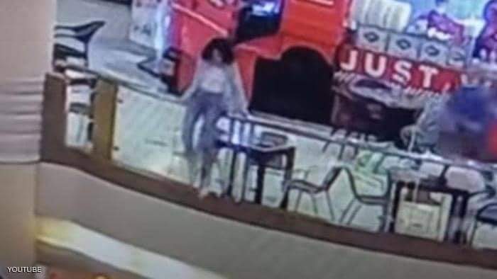 شابة مصرية ألقت بنفسها من أعلى طابق مرتفع داخل مركز تجاري.