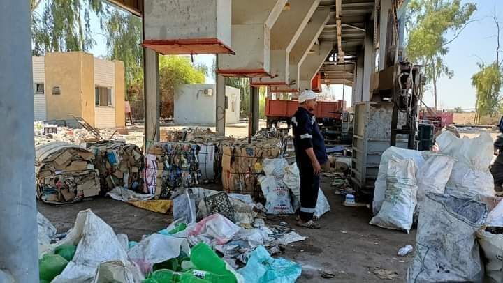 رئيس مدينة قنا ونائبه يتابعان العمل في مصنع تدوير القمامة بالجبلاو