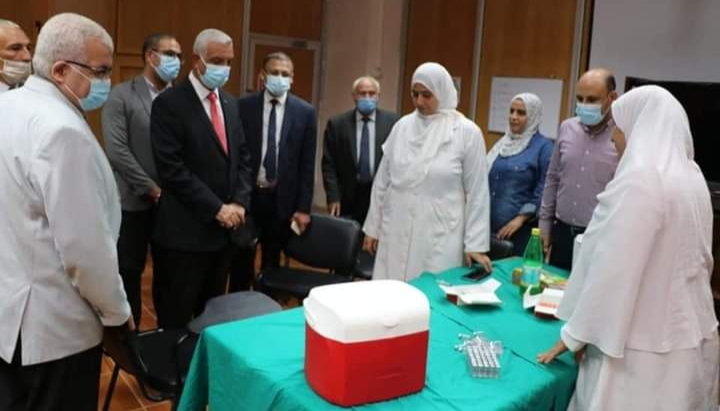 رئيس جامعة المنوفية يتفقد مركز تطعيم مستشفيات جامعة المنوفية