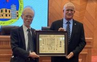 وزير الخارجية الياباني يمنح أستاذ بعلوم المنوفية شهادة تقدير