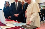 البابا فرنسي يهدى الرئيس الأميركي جو بايدن، وثيقة الأخوة الإنسانية