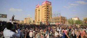 التلفزيون الرسمي السوداني عن الشرطة نفيها إطلاق النار على المتظاهرين