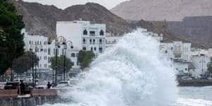 عمان.. تأثر سواحل السلطنة والمناطق الداخلية للبلاد بالإعصار شاهين