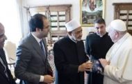 الطيب يهدي بابا الفاتيكان نسخة من كتاب القاضي عبدالسلام 