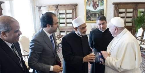 الطيب يهدي بابا الفاتيكان نسخة من كتاب القاضي عبدالسلام 