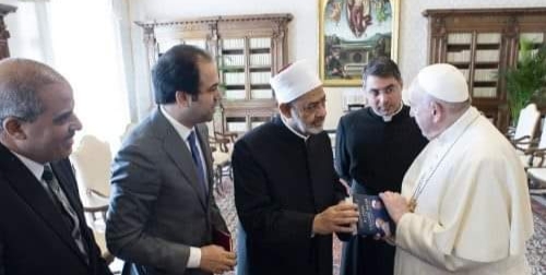 الطيب يهدي بابا الفاتيكان نسخة من كتاب القاضي عبدالسلام 