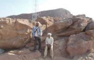 علماء مصريين تسجيل أول دليل مادي لآثار أقدام ديناصورات بالصحراء الشرقية.