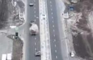 لقطات عسكريا روسيا يسير فوق أحد الطرق الرئيسية المؤدية إلى كييف.
