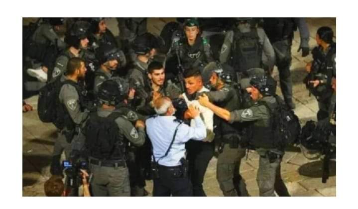 الاحتلال يعتقل عددا من الفلسطينيين في ساحة باب العامود
