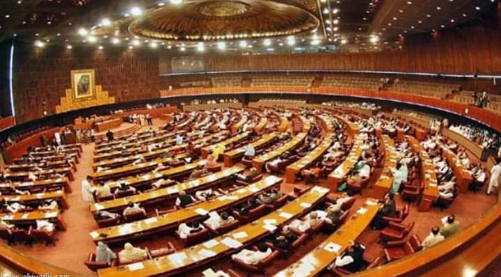 باكستان..أزمة حول تصويت في البرلمان للإطاحة برئيس الوزراء عمران خان.
