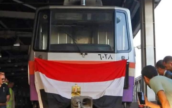 رجل مصر الخارق.سحب 6 عربات مترو أنفاق تزن حوالي 220 طنا