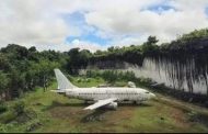 طائرة مهجورة طراز بيونغ 737 قابعة تقف وسط غابة بجزيرة بالي الإندونيسية منذ سنوات