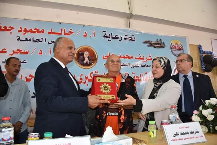 رئيس جامعة مدينة السادات يتفقد العملية التعليمية بكلية الحقوق