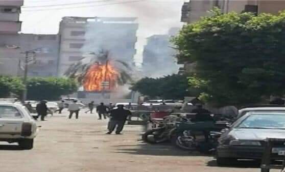 نشوب حريق في أشجار النخيل بالقرب من محطة نجع حمادي