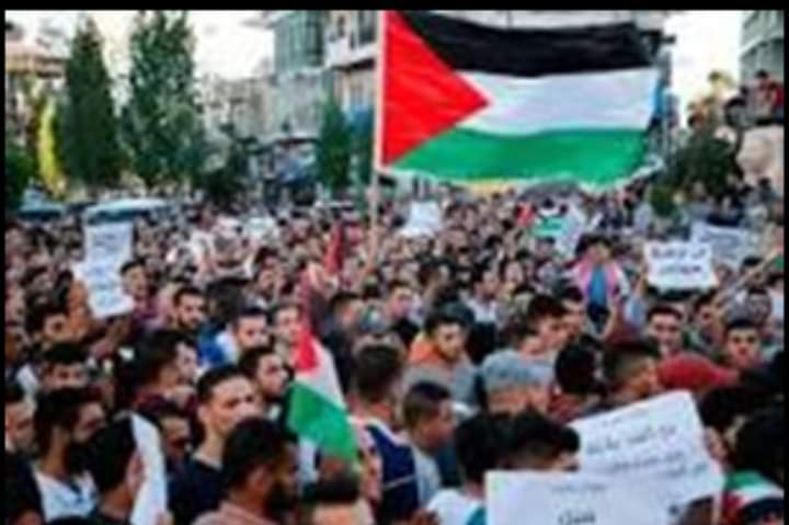 آلاف الفلسطينيين يشيعون قتلى سقطوا فى عملية عسكرية يهودية بالضفة