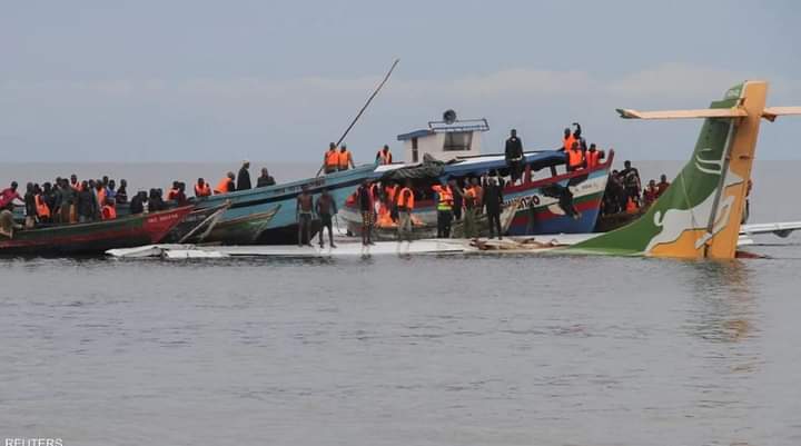 قتل ثلاثة أشخاص بتحطم طائرة تقل 43 راكبا في بحيرة فكتوريا بتنزانيا