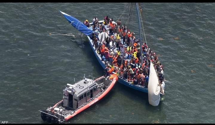 خفر لسواحل الأميركي أنقذ 9 أشخاص فيما يستمر البحث عن 5 آخرين.