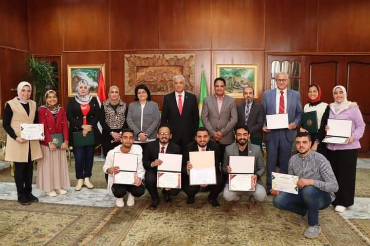 مبارك يكرم الطلاب الفائزين فى الملتقى الطلابى الإبداعى ٢٣ بجامعة الزيتونة الأردنية