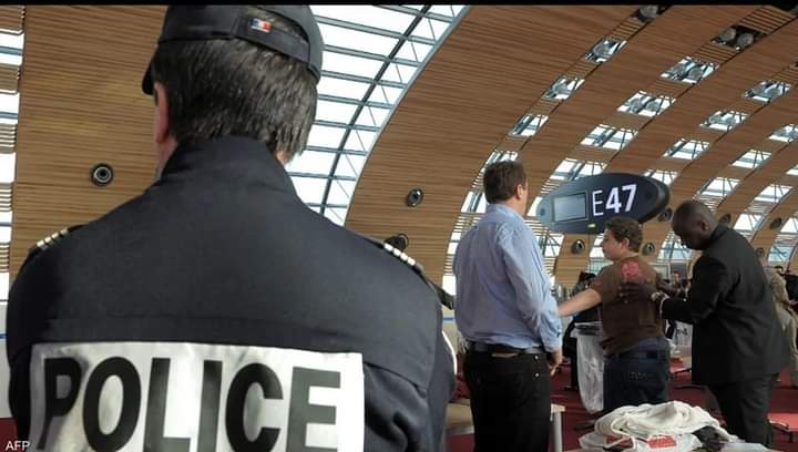القبض على لاعب كرة قدم محترف وصديقته في مطار شارل ديغول في باريس