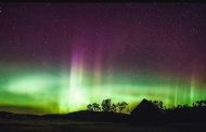 اختراق سماء القطب الشمالي خلال الليل بأشعة من الضوء الأزرق أو الأخضر