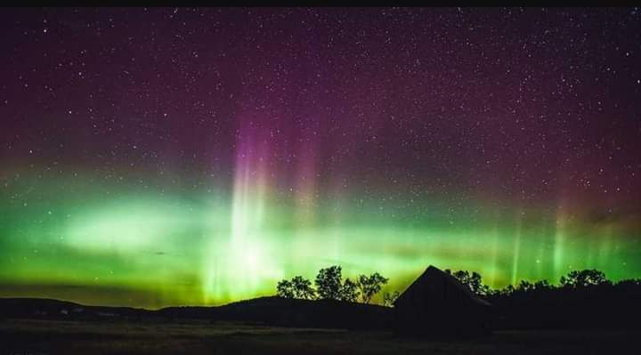 اختراق سماء القطب الشمالي خلال الليل بأشعة من الضوء الأزرق أو الأخضر