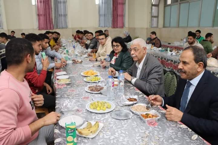 رئيس جامعة المنوفية يتناول الإفطار بالمدينة الجامعية