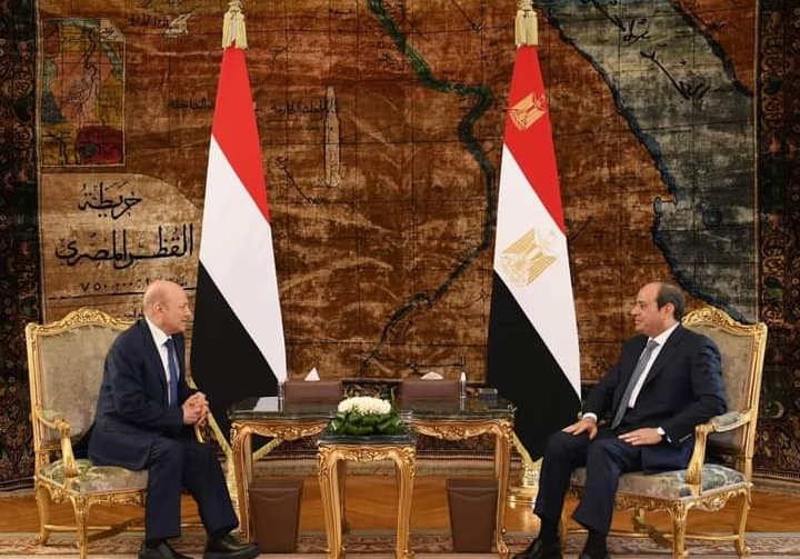 السيد الرئيس يستقبل رئيس مجلس القيادة الرئاسى باليمن