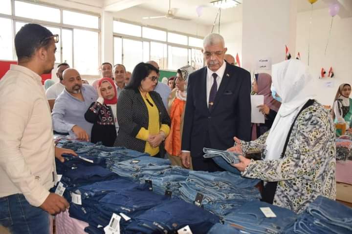 رئيس جامعة المنوفية يفتتح المعرض الخيري للملابس