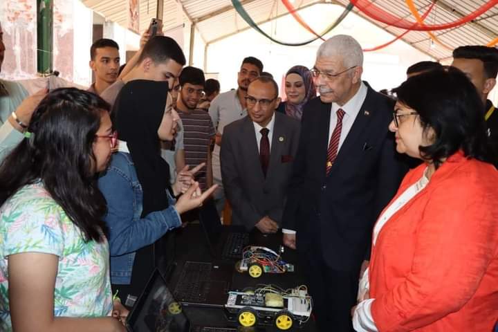 رئيس جامعة المنوفية يتفقد ٢٠ مشروع واختراع لطلاب الهندسة الإلكترونية