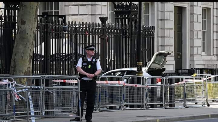 اعتقل عناصر من الشرطة رجلا صدمت سيارته بوابات مقر رئيس الوزراء البريطانى