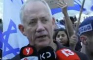 بينى غانتس أحد زعماء المعارضة الإسرائيلية يشارك فى الاحتجاجات التى طالت مناطق عدة
