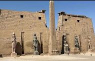 خبراء الآثار بمصر الإبقاء على تمثال للملك رمسيس الثانى فى واجهة معبد الأقصر