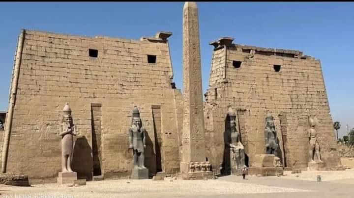 خبراء الآثار بمصر الإبقاء على تمثال للملك رمسيس الثانى فى واجهة معبد الأقصر