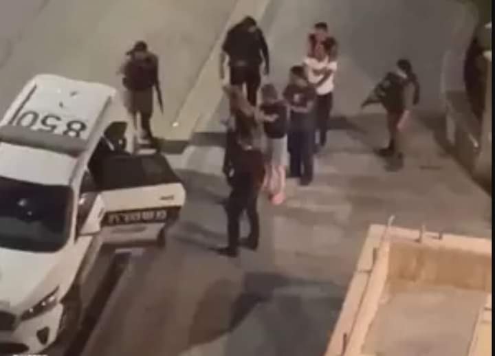 إسرائيلية. سقوط جرحى بعد حادث تبادل إطلاق للنار بمحيط فندق فى مدينة أسدود الساحلية.  كتب/ أيمن بحر   نتشرت أنباء عن تبادل لإطلاق النار بين الشرطة الإسرائيلية ومسلحين بمحيط فندق ليوناردو فى مدينة أسدود.وأشارت مصادر إسرائيلية إلى سقوط جرحى فى تبادل لإطلاق نار بمحيط الفندق فى أسدود.  وقالت القناة 14 الإسرائيلية إلى أن الحادث كان نيران صديقة ولم يتسن التأكد من هذه المعلومات.  وأظهرت فيديوهات انتشرت على وسائل التواصل الاجتماعى لحظة القبض على شاب من قبل السلطات الإسرائيلية