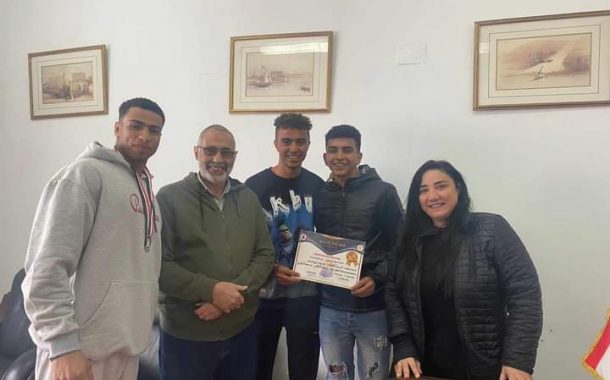 د. أمل عفيفى تهنىء طالبا حقق المركز الثاني فى بطولة الوزارة لكمال الاجسام
