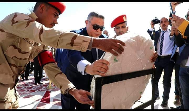 احتفالا بالعيد القومى ال 54 .... محافظ البحر الأحمر يضع إكليلاً من الزهور علي النصب التذكارى بمقابر الشهداء بالغردقة