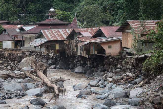فيضانات و انهيارات أرضية و سيول في اندونيسيا