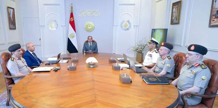 السيد الرئيس يعقد اجتماعا مع وزير النقل وقائد القوات البحرية